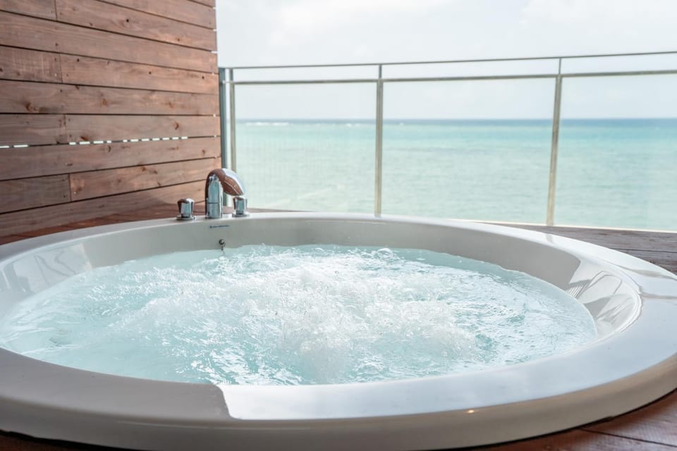 Bathroom, Sea view