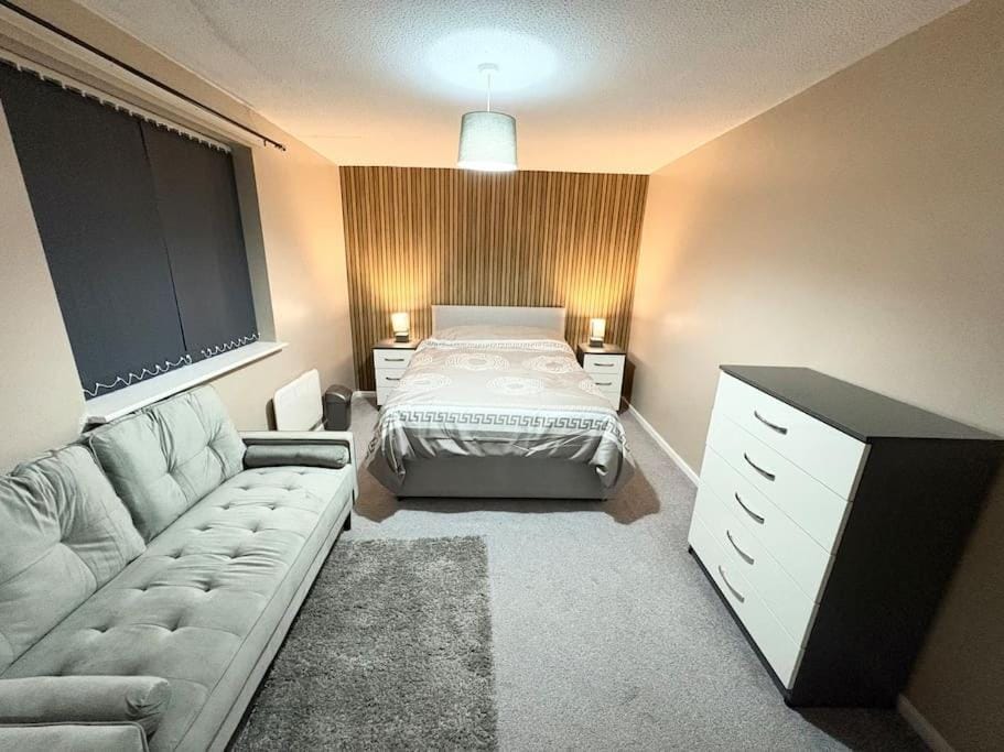 Two bed spacious apartment, central location, free parking and Wifi Apartment in Birmingham
