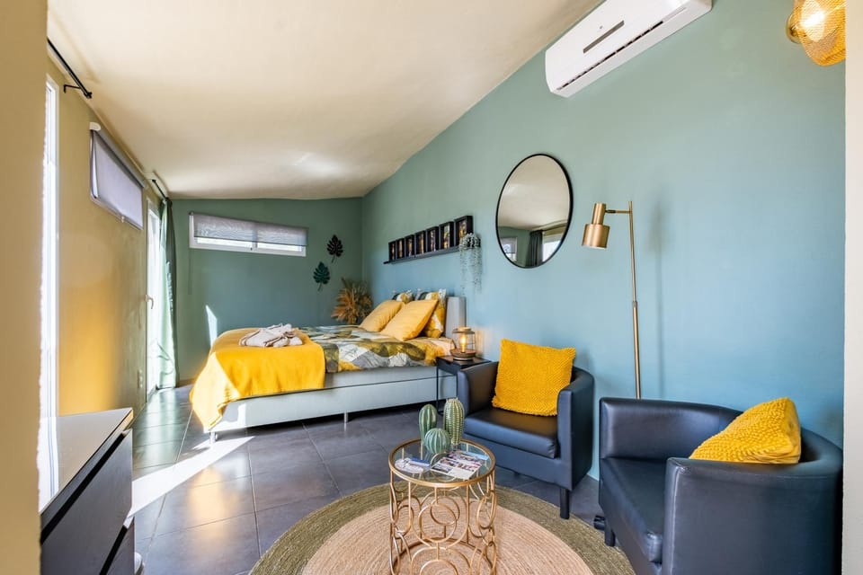 Bed, Photo of the whole room, Seating area, Bedroom, air conditioner