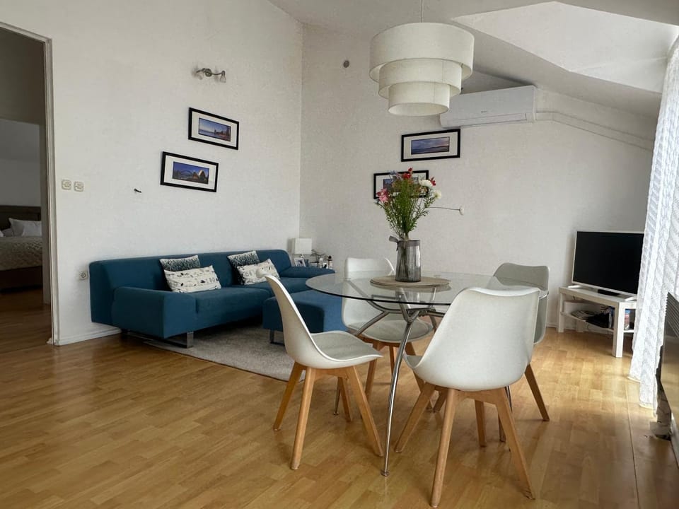 TV and multimedia, Living room, Dining area