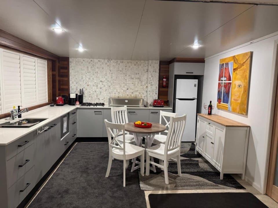 Kitchen or kitchenette, Dining area, oven, stove