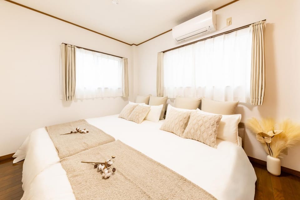 Bed, Photo of the whole room, Bedroom, air conditioner