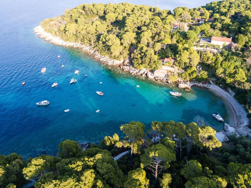 Neighbourhood, Natural landscape, Activities, Fishing, Windsurfing, Diving