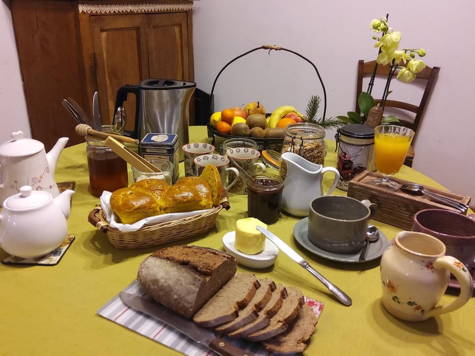 Maison d'hôtes paisible avec petit-déjeuner près de la forêt - FR-1-582-509 Bed and Breakfast in Auvergne-Rhône-Alpes