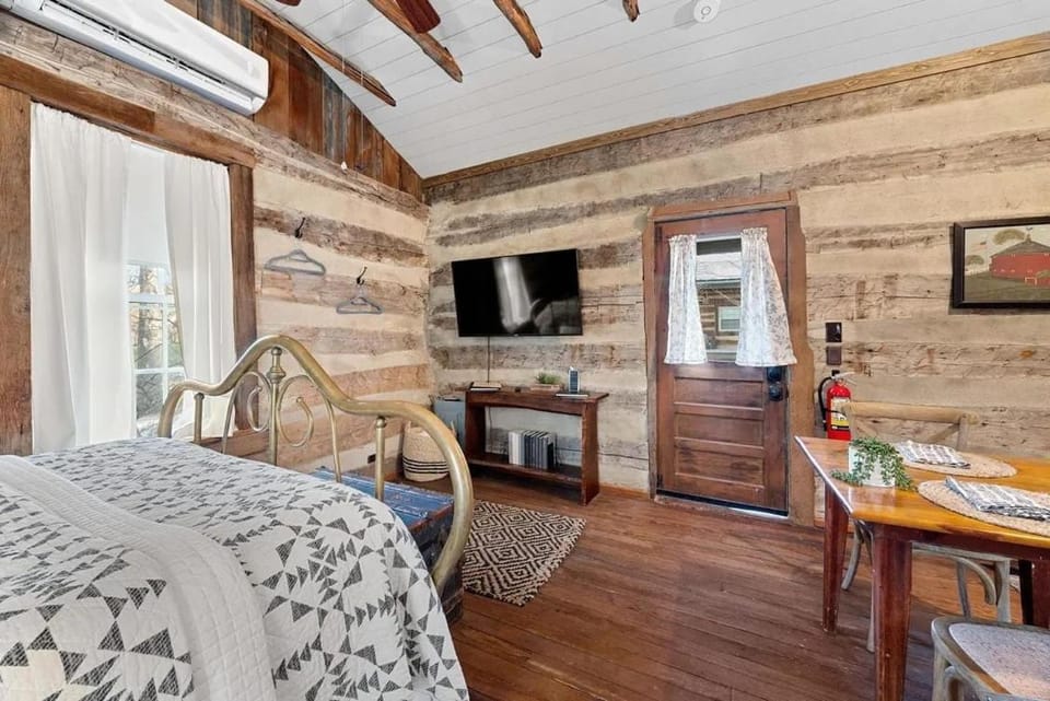 Bed, TV and multimedia, Living room, Photo of the whole room, Dining area, Bedroom