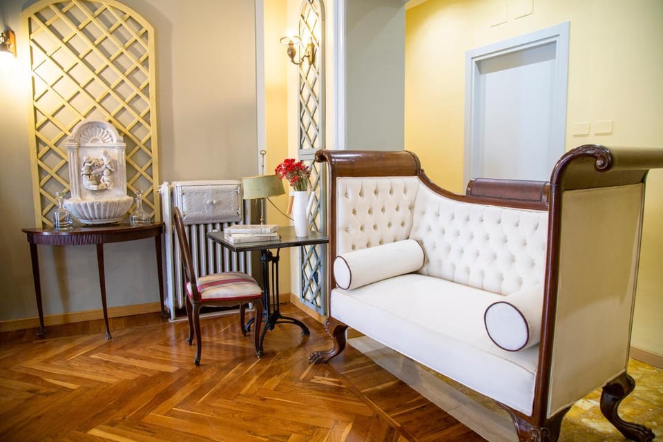 Living room, Seating area