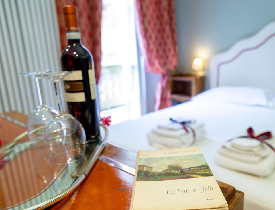 Bed, Bedroom, Drinks