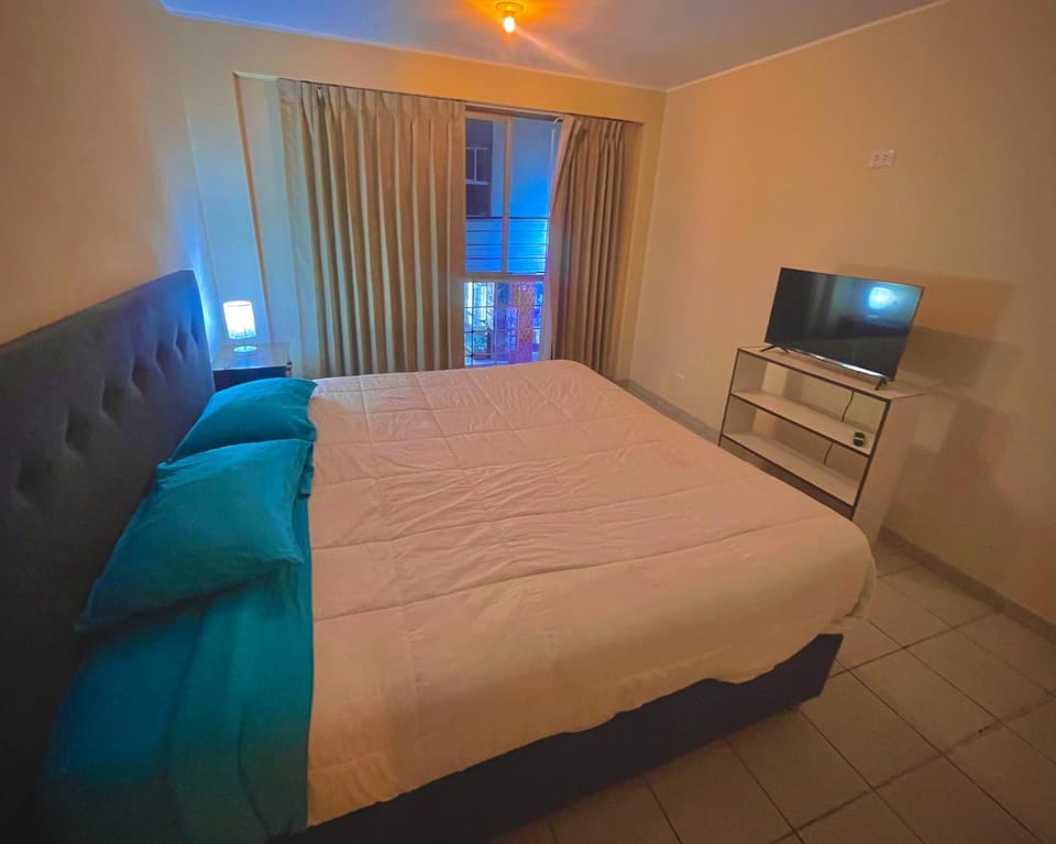 Bed, TV and multimedia, Photo of the whole room, Bedroom