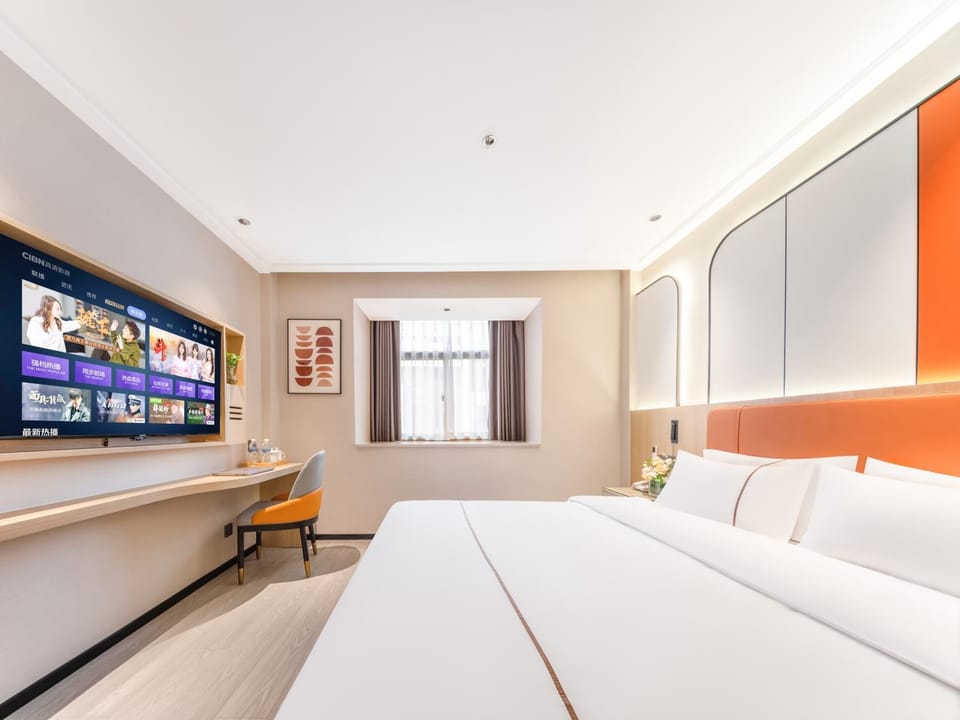 Bed, TV and multimedia, Living room, Seating area, Bedroom