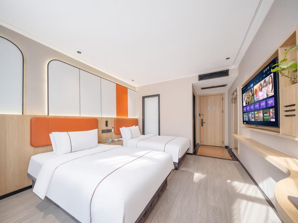 Bed, TV and multimedia, Photo of the whole room, Bedroom, wardrobe, air conditioner