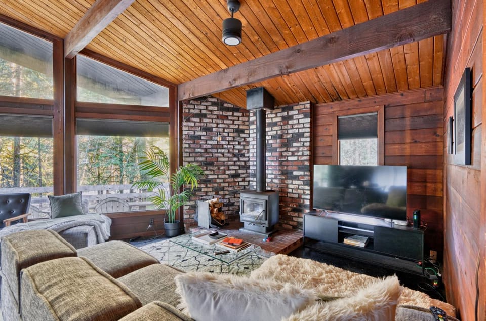 Mid-century Cabin Hideaway - Hot Tub & Fire Pit Cabin in Mount Hood Village