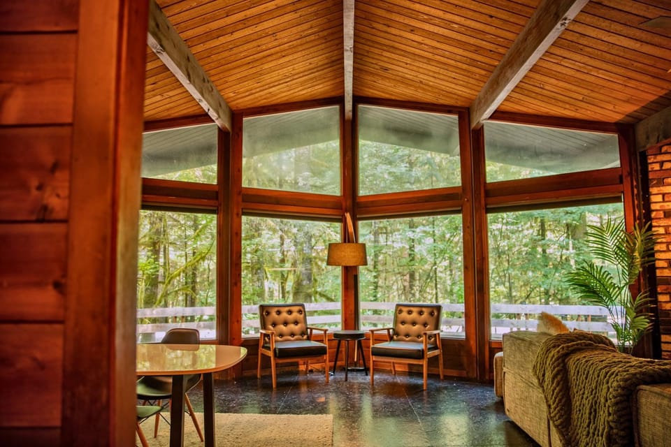 Mid-century Cabin Hideaway - Hot Tub & Fire Pit Cabin in Mount Hood Village