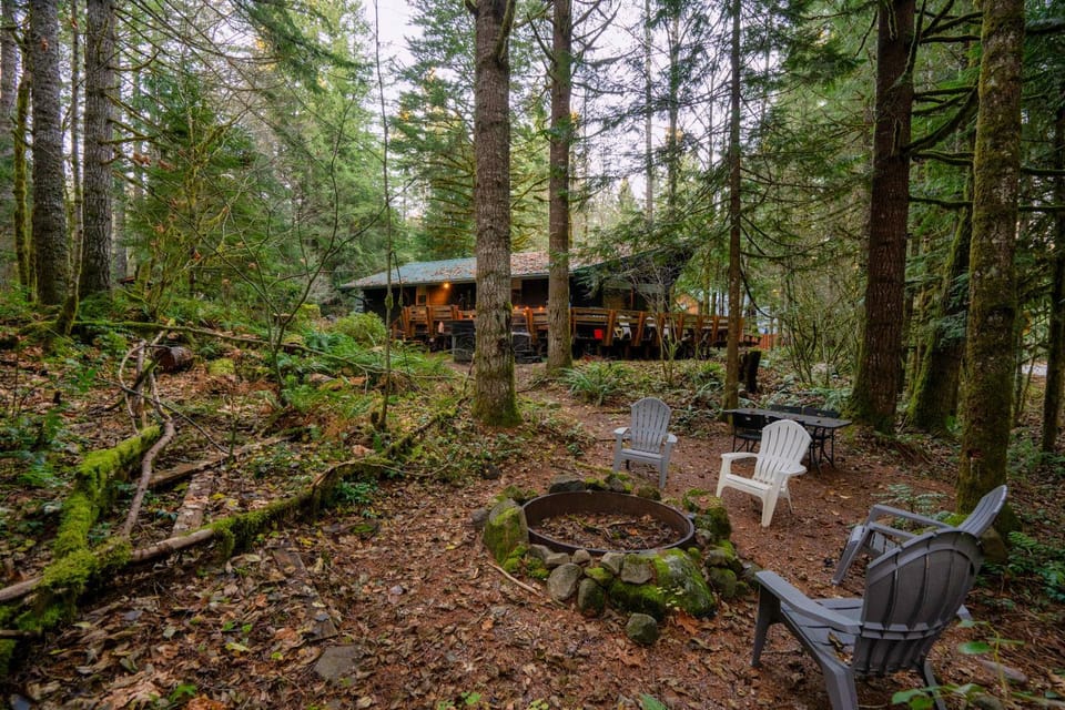 Mid-century Cabin Hideaway - Hot Tub & Fire Pit Cabin in Mount Hood Village