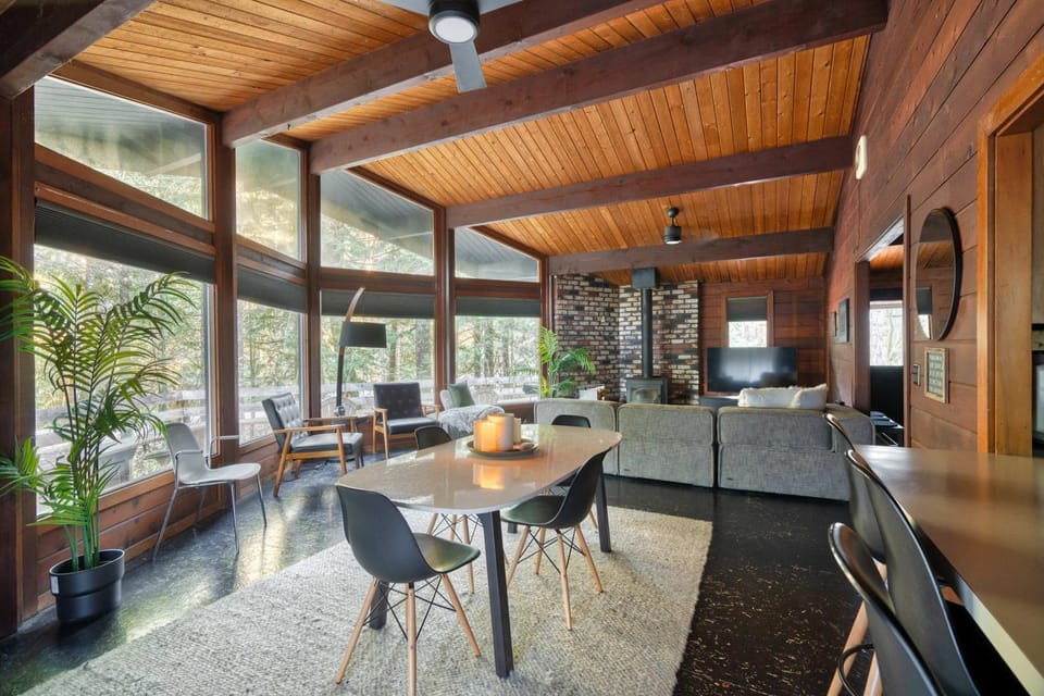 Mid-century Cabin Hideaway - Hot Tub & Fire Pit Cabin in Mount Hood Village