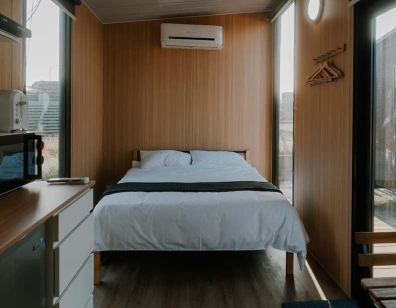 Bed, air conditioner