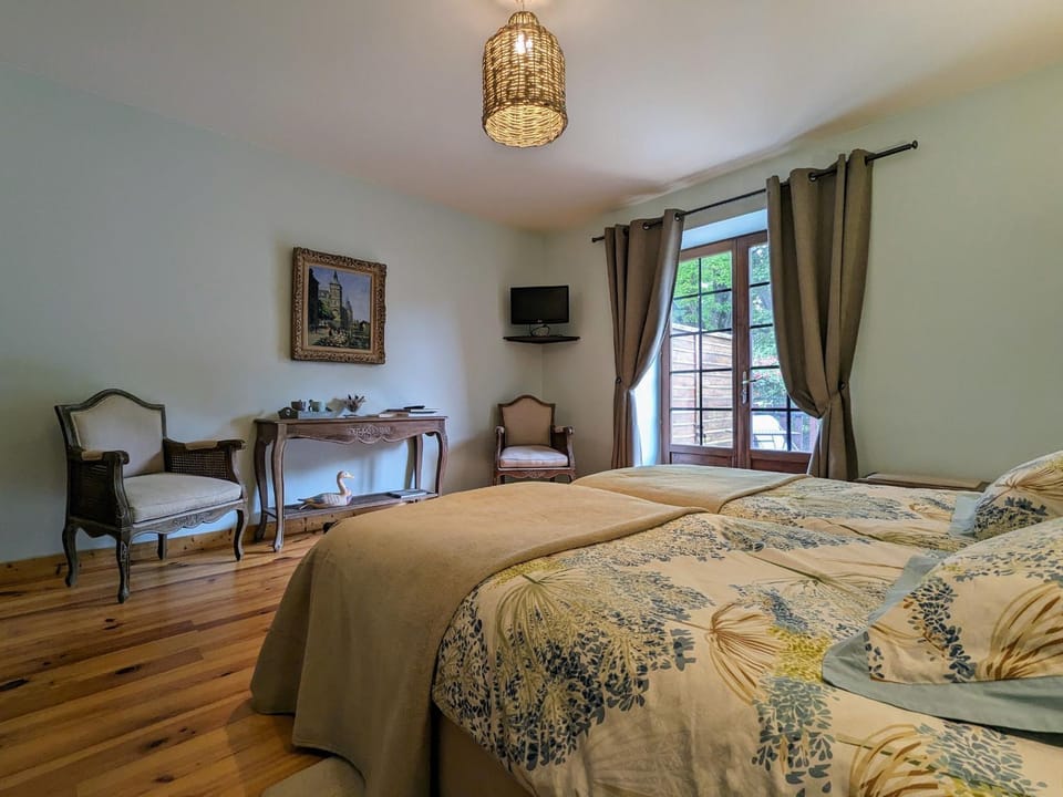 Séjournez en Ferme avec Piscine, Tennis, Chevaux et Parking Sécurisé - FR-1-582-518 Bed and Breakfast in Auvergne-Rhône-Alpes