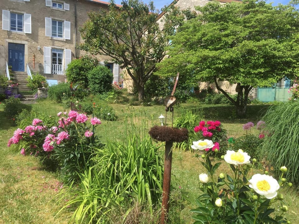 Chambres spacieuses avec salle d'eau, salon cheminée, jardin détente - Lorraine - FR-1-585-143 Bed and Breakfast in Grand Est