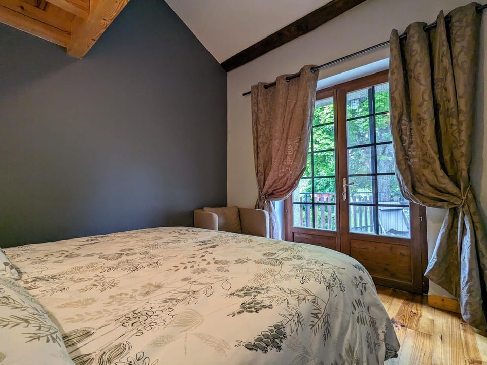 Ferme avec piscine couverte sur grand domaine - FR-1-582-515 Bed and Breakfast in Auvergne-Rhône-Alpes