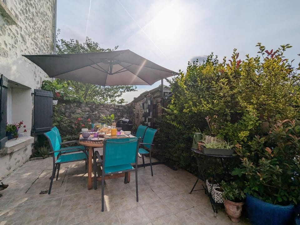 Maison d'hôtes rénovée avec table d'hôte dans la campagne Altiligérienne - FR-1-582-522 Bed and Breakfast in Auvergne-Rhône-Alpes