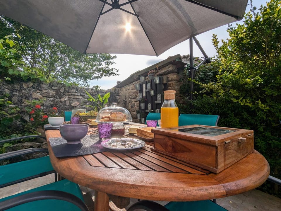 Maison d'hôtes rénovée avec table d'hôte dans la campagne Altiligérienne - FR-1-582-522 Bed and Breakfast in Auvergne-Rhône-Alpes