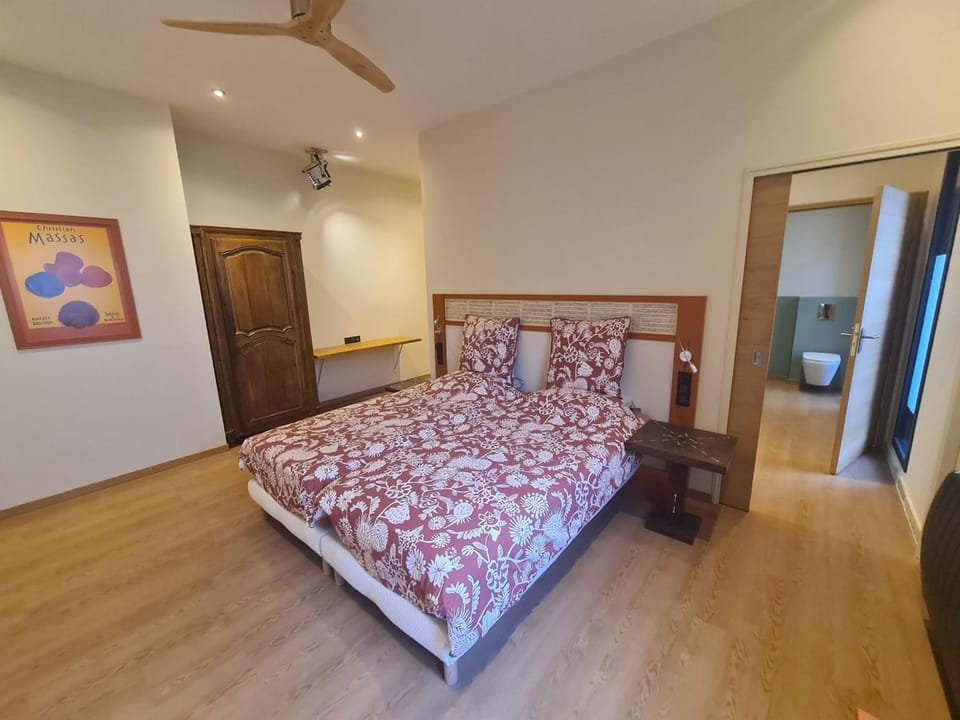 Chambre Amédée PMR chic avec Wi-Fi et petit déjeuner inclus - FR-1-590-479 Bed and Breakfast in Centre-Val de Loire