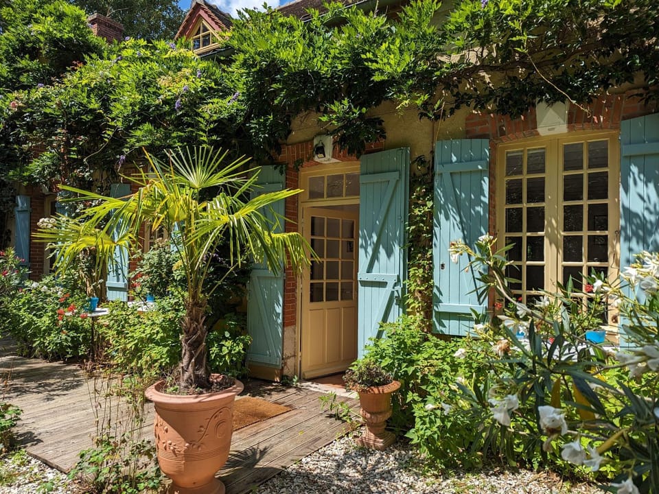 Chambre spacieuse, entrée privée, animaux admis, WiFi - FR-1-590-513 Bed and Breakfast in Centre-Val de Loire