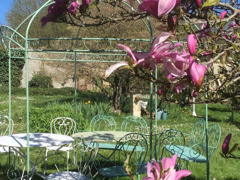 Charmante maison au cœur des vergers avec cheminée, jardin secret et jeux pour enfants - FR-1-585-151 Bed and Breakfast in Grand Est