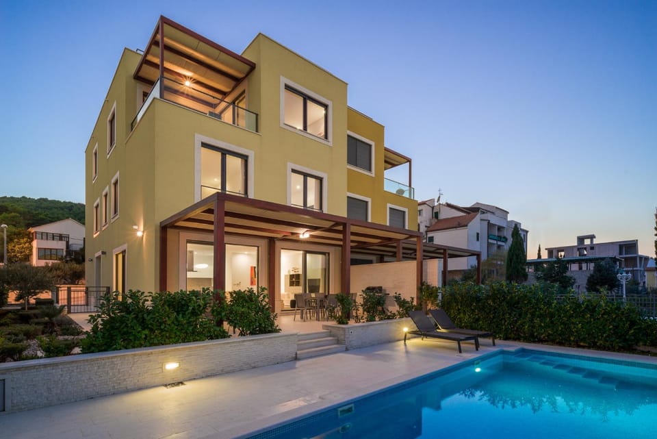 Facade/entrance, Swimming pool