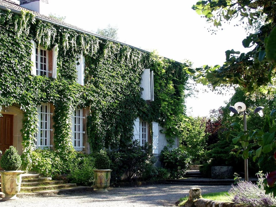 Suite familiale au Prieuré avec accès parc et grandes chambres - FR-1-589-736 Bed and Breakfast in Vosges