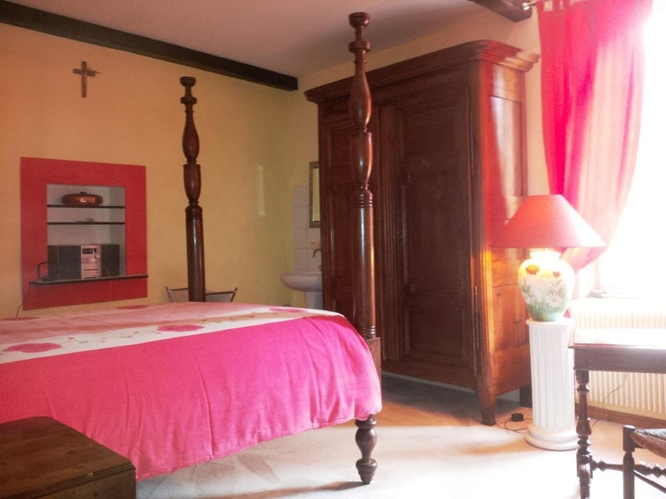 Suite familiale au Prieuré avec accès parc et grandes chambres - FR-1-589-736 Bed and Breakfast in Vosges