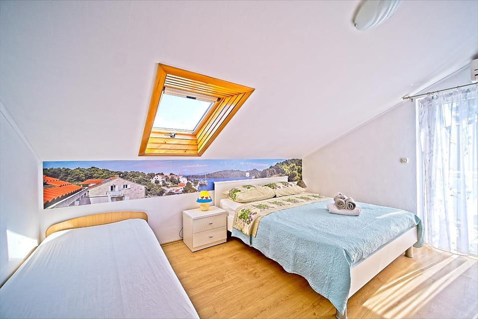 Bed, Bedroom, towels