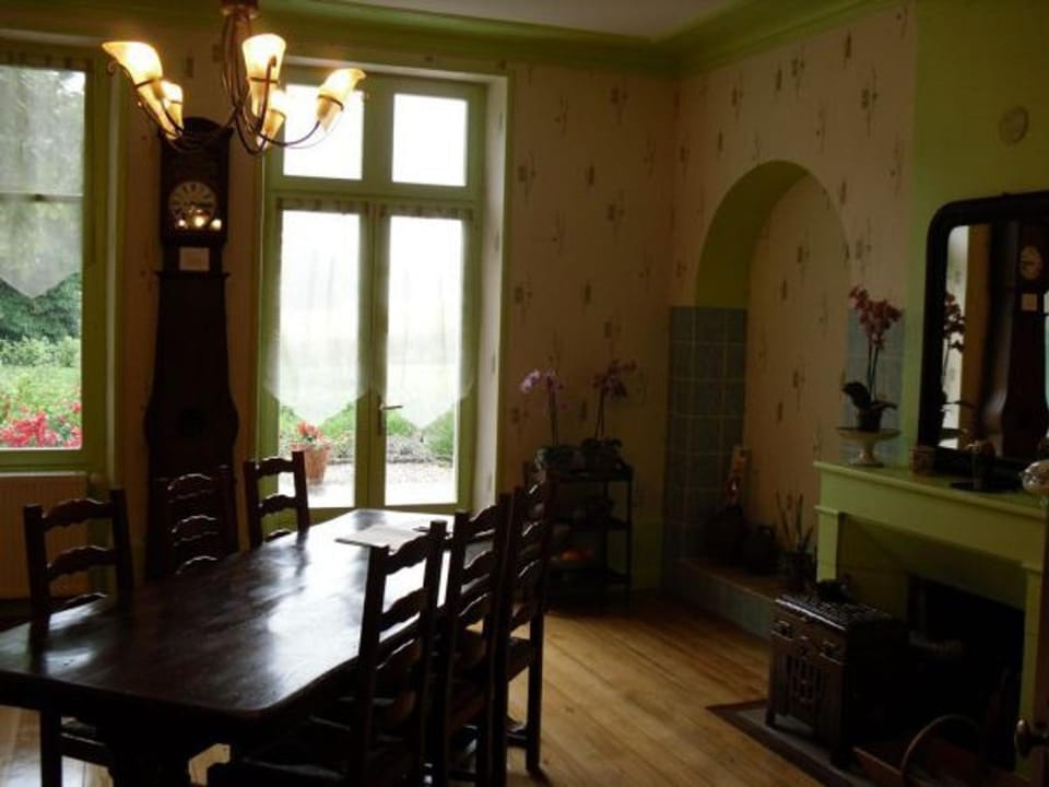 Détente à Montigny : 4 Chambres, Terrasse, Jardin - FR-1-585-154 Bed and Breakfast in Grand Est