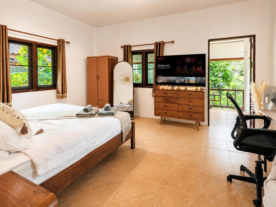 Communal lounge/ TV room, Bed, TV and multimedia, Photo of the whole room, Bedroom