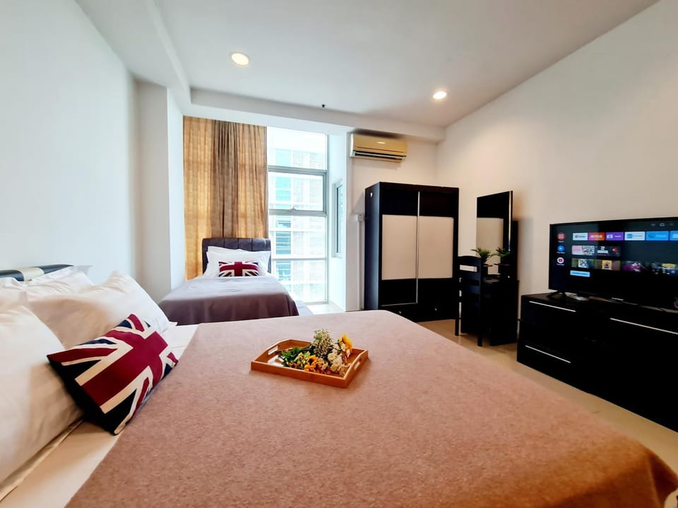 Bed, TV and multimedia, Living room, Photo of the whole room, Seating area, Bedroom