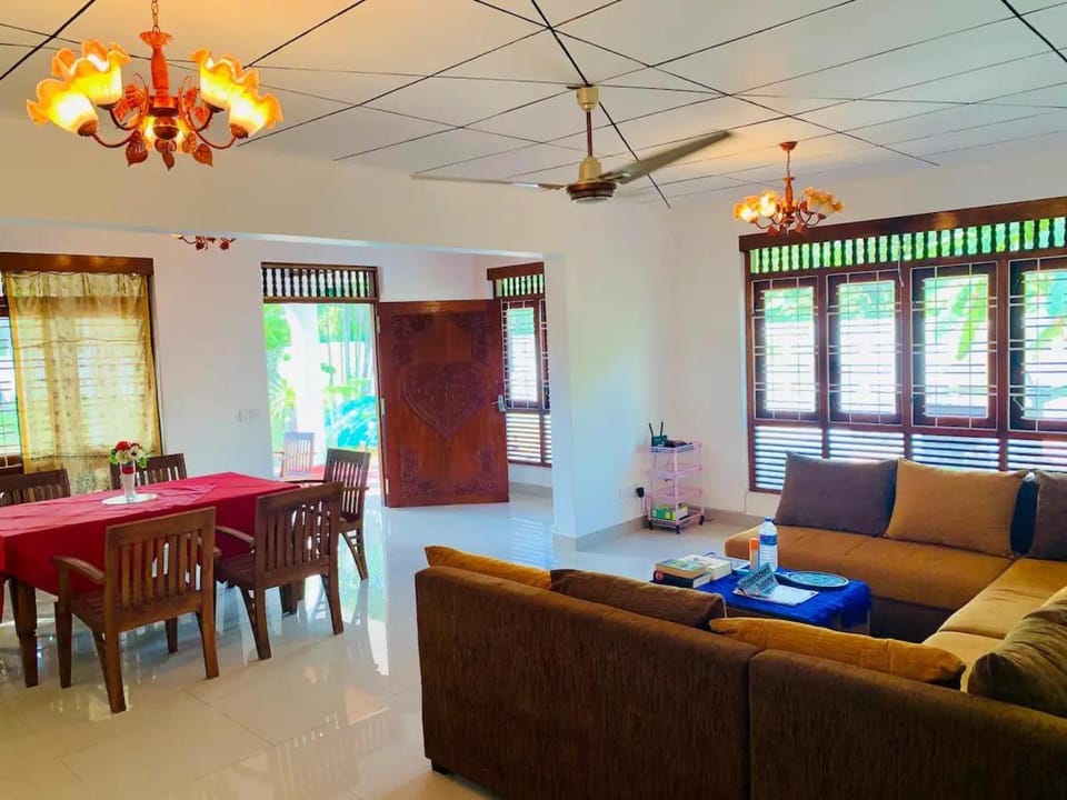 Living room, Seating area, Dining area, fireplace