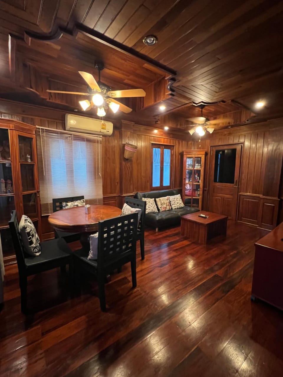TV and multimedia, Living room, Seating area, Dining area