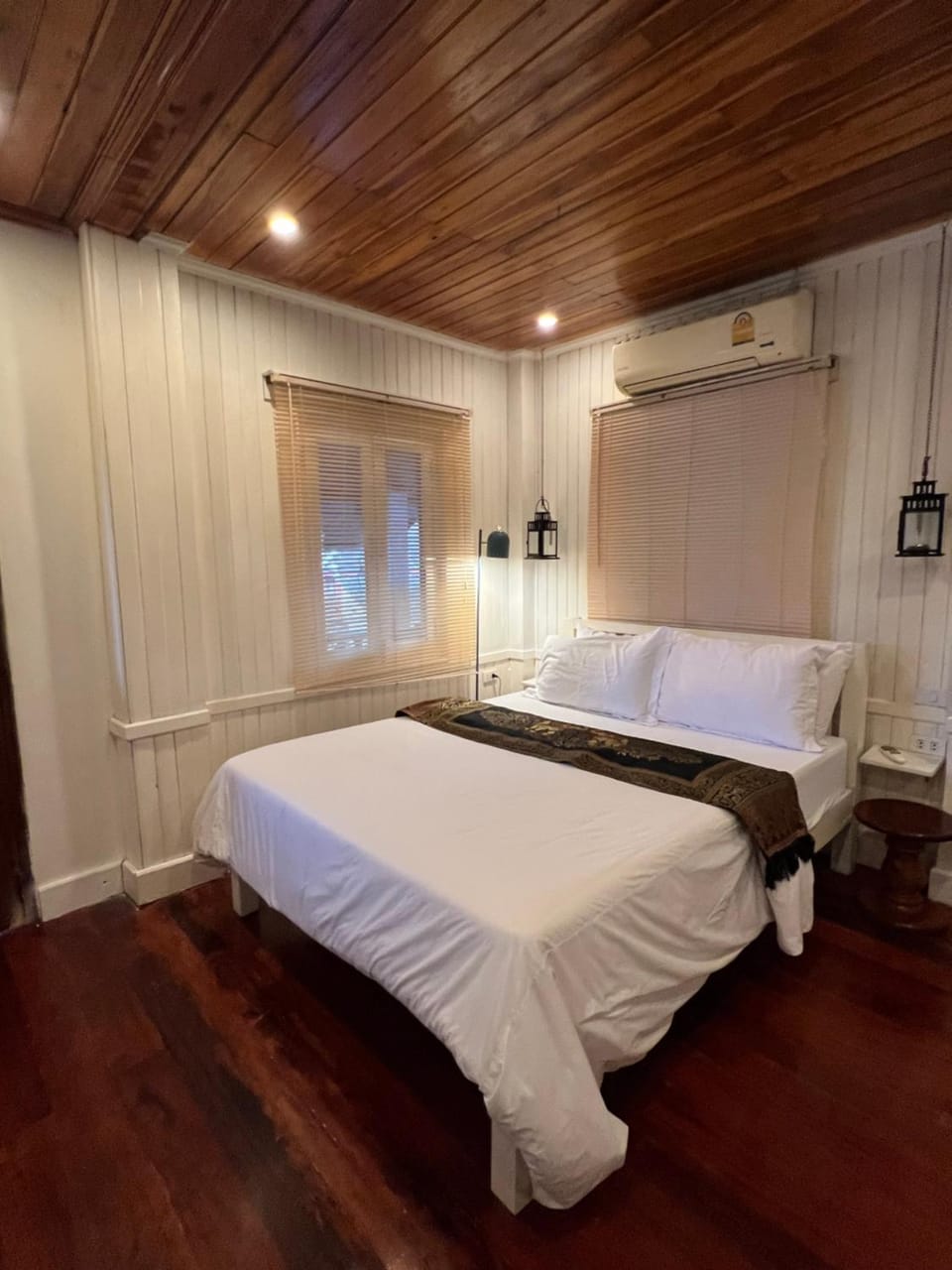 Bed, Photo of the whole room, Bedroom, air conditioner