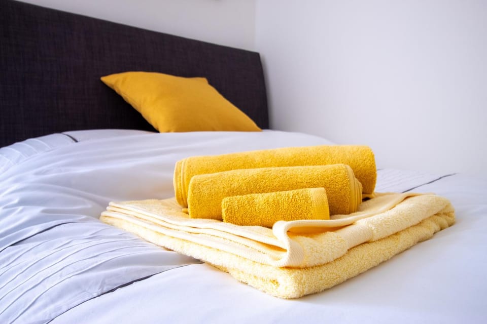Bed, towels