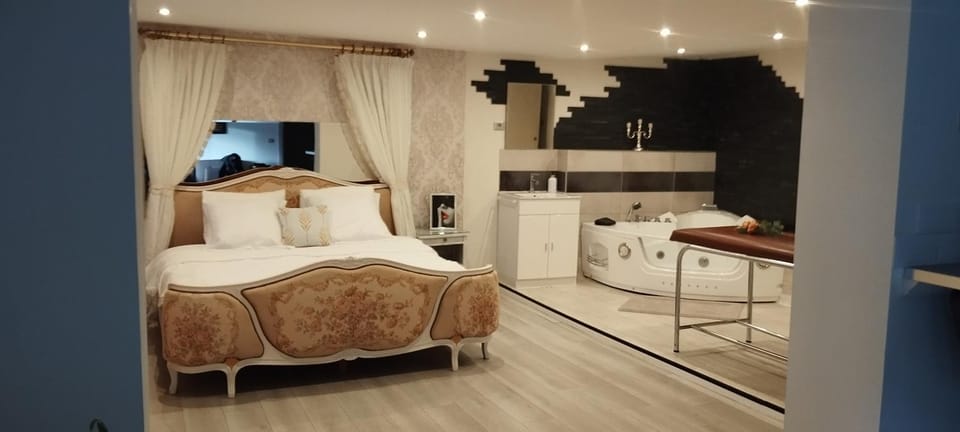 Bed, Photo of the whole room, Bedroom, Bath