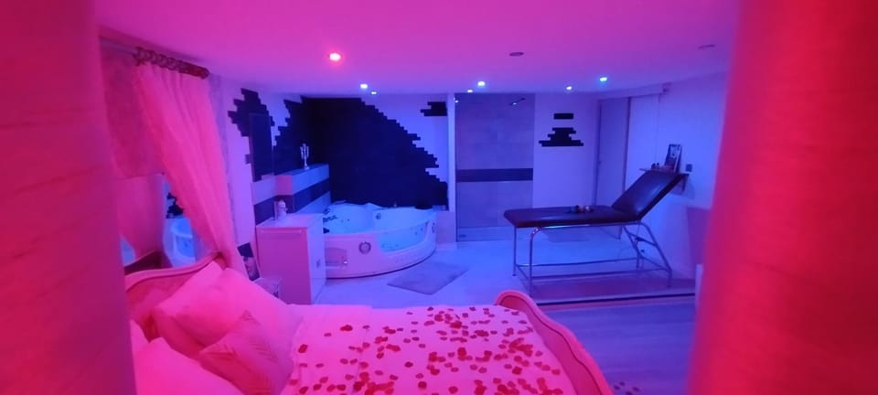 Bed, Massage, Photo of the whole room
