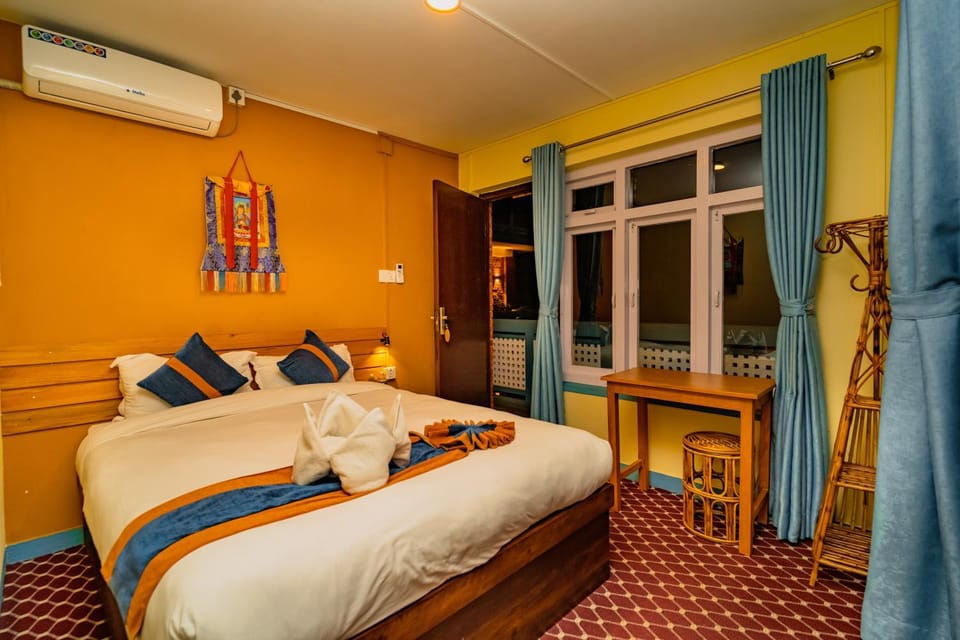 Bed, Living room, Photo of the whole room, Seating area, Bedroom, air conditioner