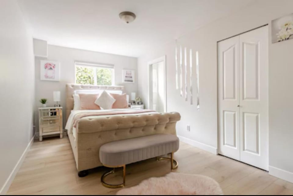 The Oxford Signature Luxury Entire Family Suite House in Pitt Meadows