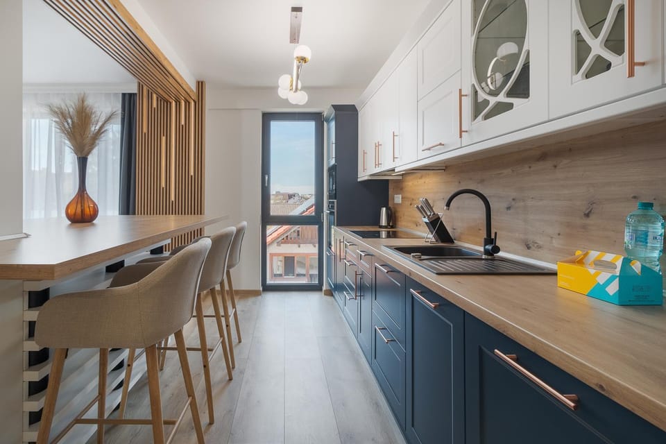 Kitchen or kitchenette, Dining area, stove