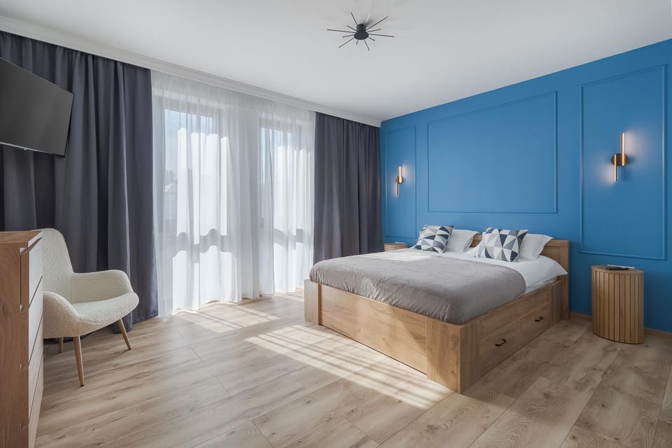 Bed, TV and multimedia, Bedroom