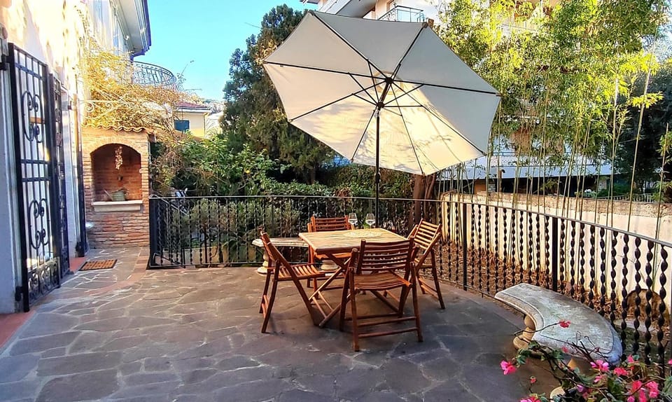 Property building, Patio, Spring, Day, Garden, View (from property/room), Balcony/Terrace, Dining area, Garden view