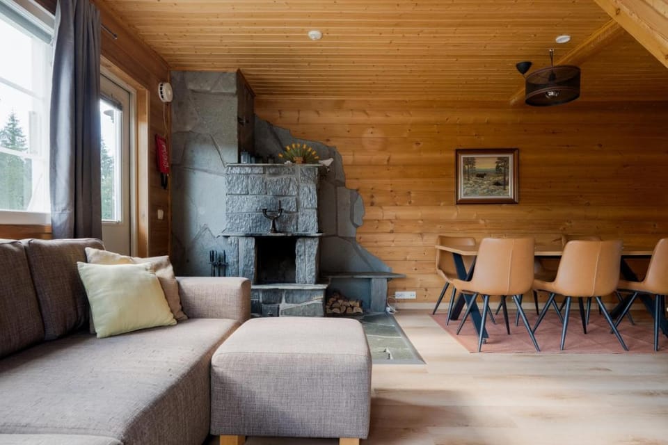 View (from property/room), Balcony/Terrace, Living room, Dining area, Mountain view, Street view, fireplace, heating, internet