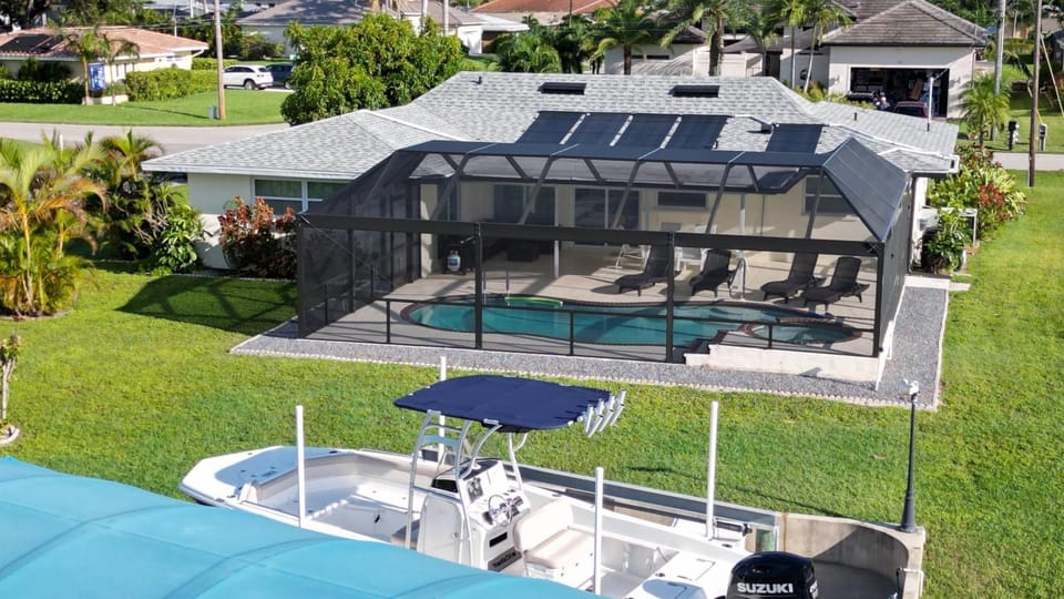 villa - Sleeps 6 & sports boat Villa in Cape Coral