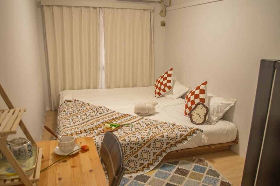 Bed, Seating area