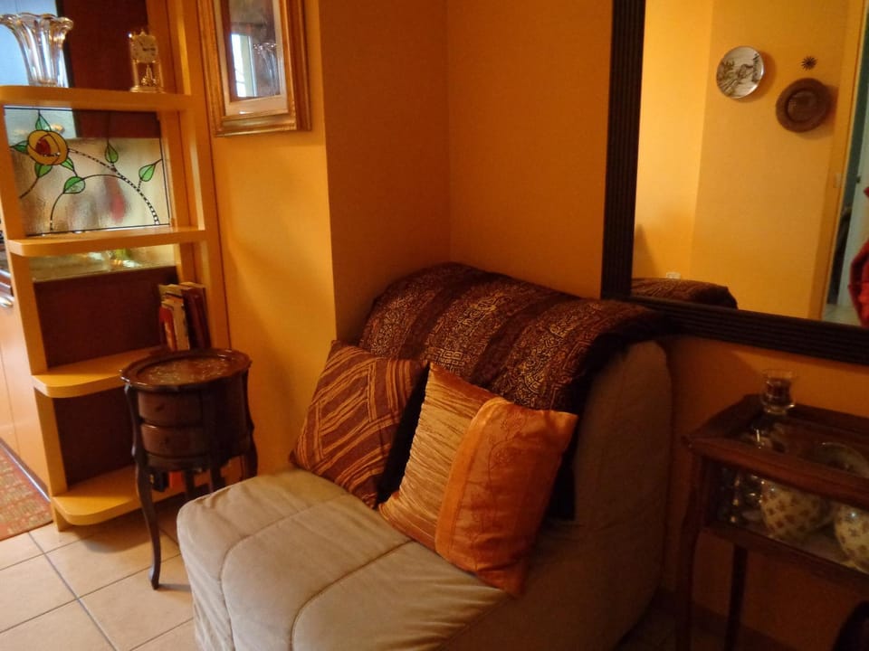 Bed, Living room