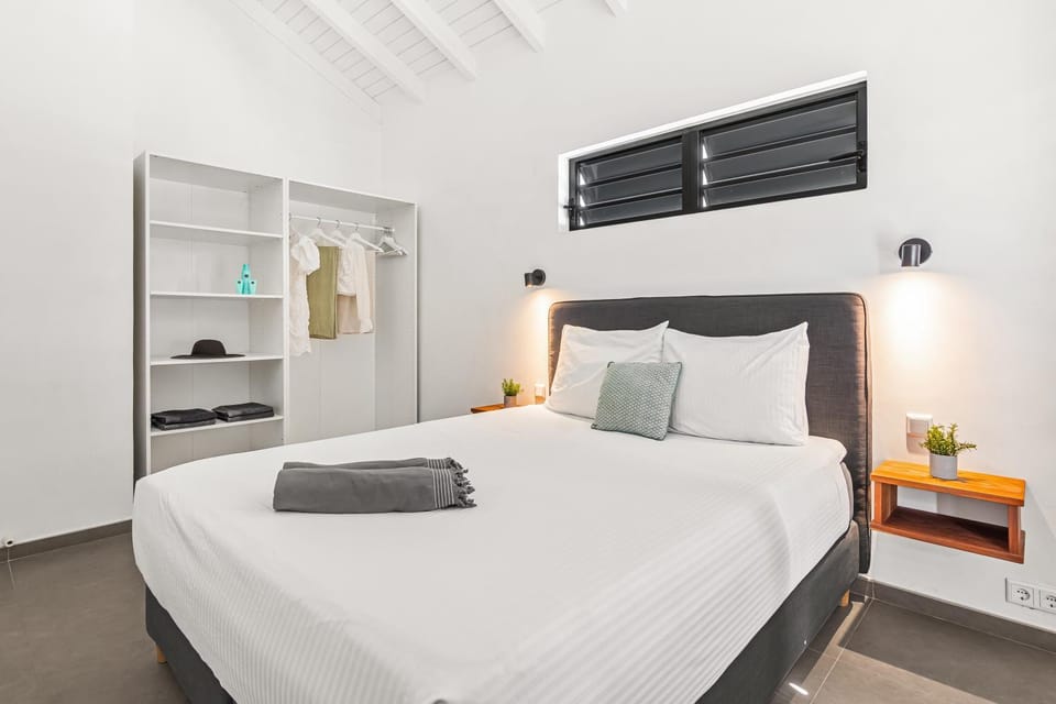 Bed, Bedroom, towels